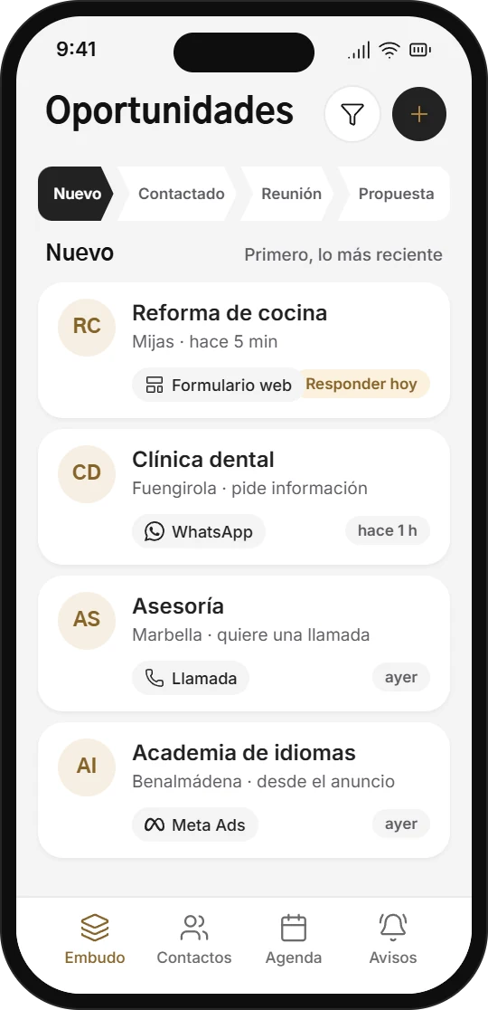 Móvil con una aplicación de seguimiento de oportunidades: las fases nuevo, contactado, reunión y propuesta, y cuatro contactos nuevos, cada uno con su origen