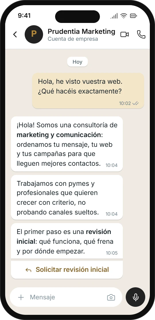 Móvil con un chat de WhatsApp Business en el que Prudentia explica con claridad qué hace, para quién y cuál es el primer paso