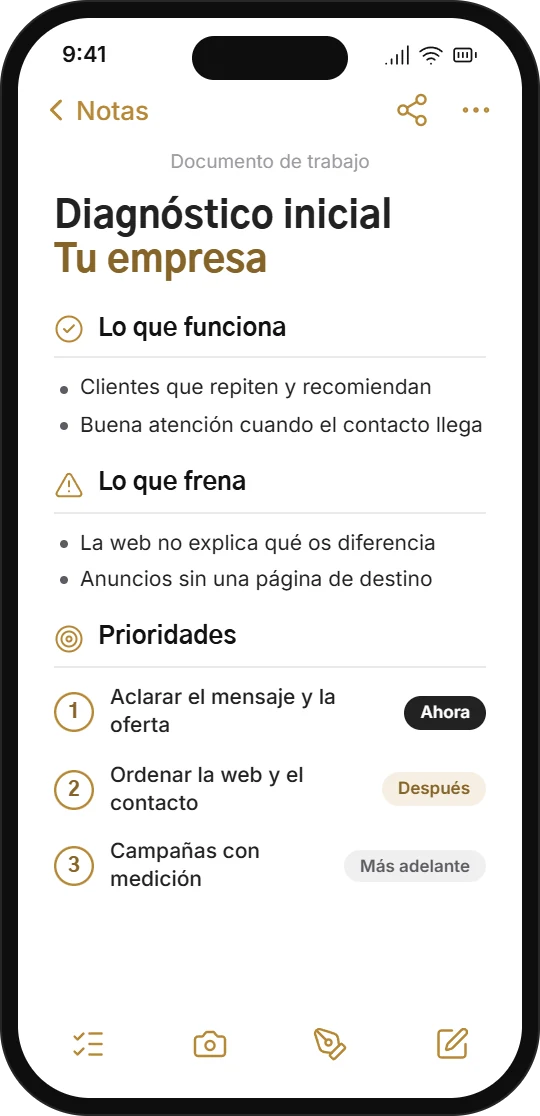 Móvil con una nota de diagnóstico inicial: lo que funciona, lo que frena y tres prioridades ordenadas por plazo
