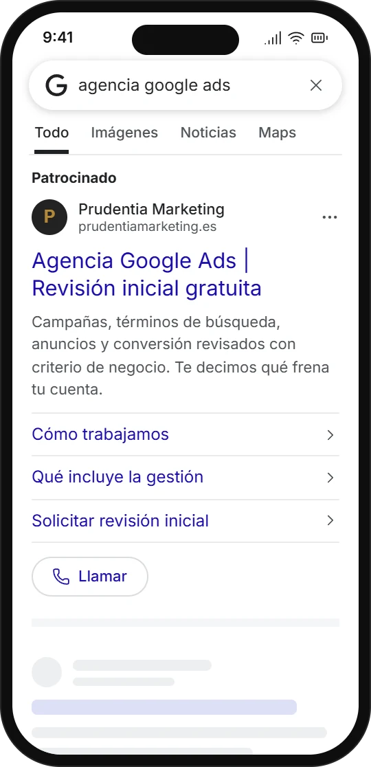 Móvil con un anuncio de Prudentia en los resultados de Google: «Agencia Google Ads | Revisión inicial gratuita», con enlaces y botón de llamada