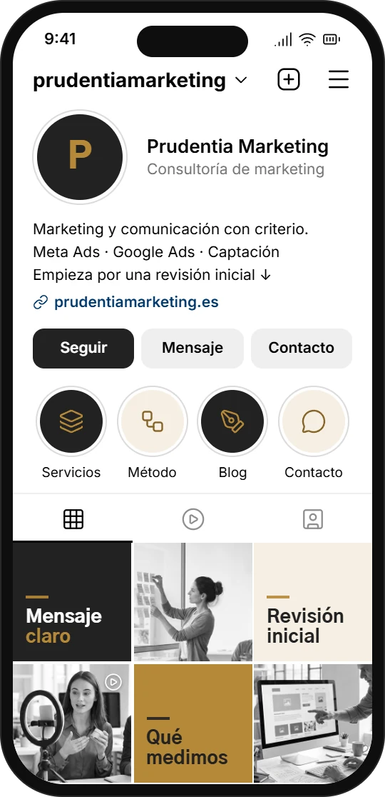 Móvil con el perfil de Instagram de Prudentia Marketing: bio, botones de contacto, destacados y rejilla de publicaciones