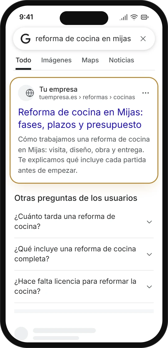 M&oacute;vil con los resultados org&aacute;nicos de Google para &laquo;reforma de cocina en mijas&raquo;, con la p&aacute;gina de una empresa en primer lugar y preguntas relacionadas