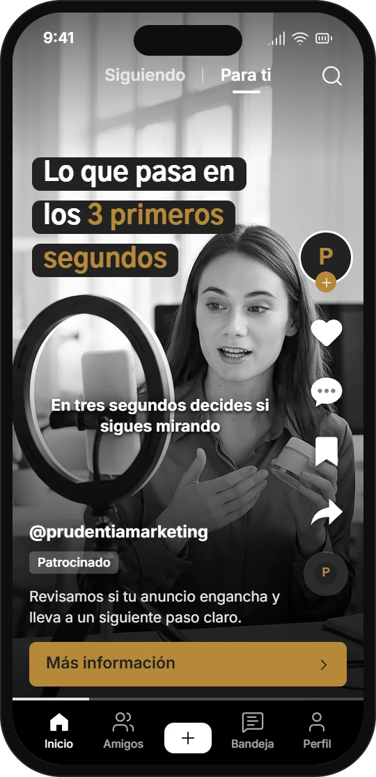 Móvil con un anuncio vertical de Prudentia en el feed «Para ti» de TikTok, con su botón «Más información»